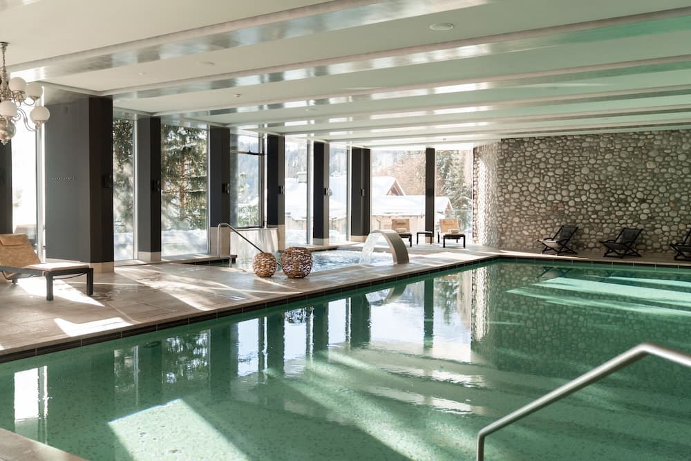 Indoor/outdoor pool